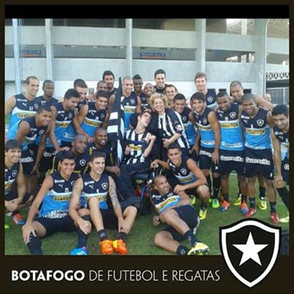Jogadores posam para foto com alvinegro