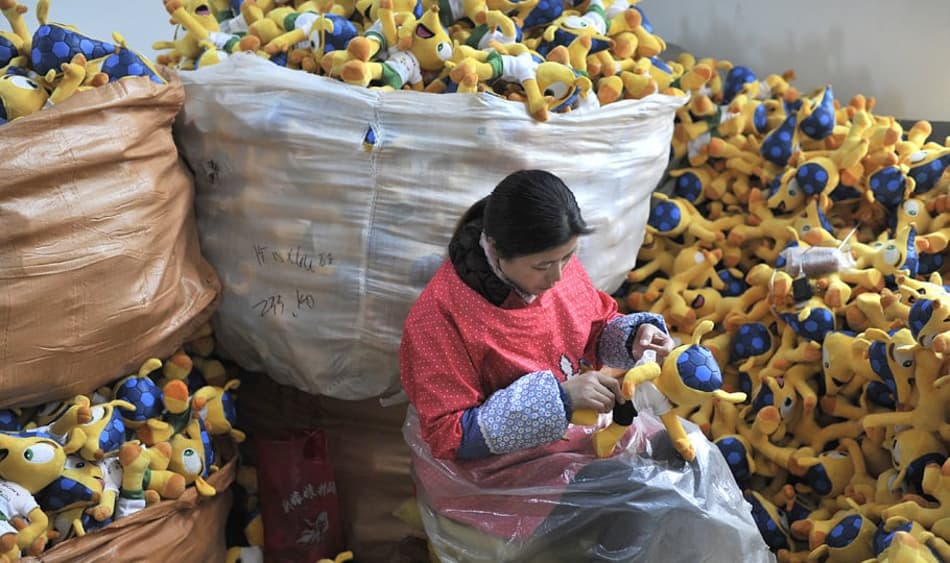 Chineses produzem o mascote da Copa-2014 (Foto: AFP)