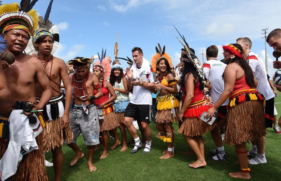 Alemães dançando na Bahia (Foto: Markus Gilliar/AFP)