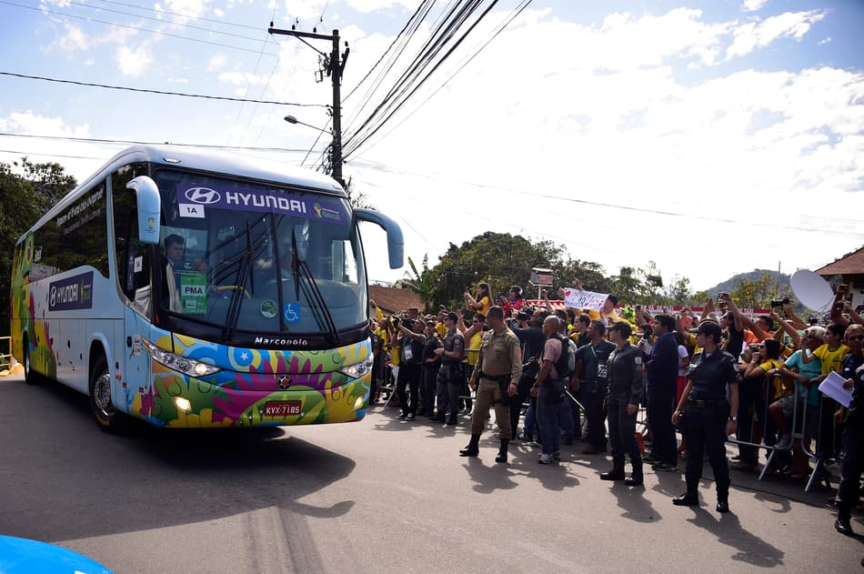 Ônibus da Seleção chega à Granja Comary
