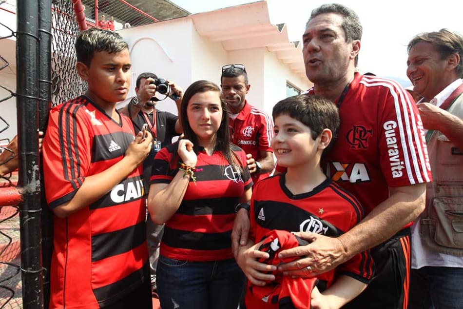 Torcida mirim do Flamengo faz a festa com jogadores na Gávea (Fotos: Paulo Sérgio/ LANCE!Press)