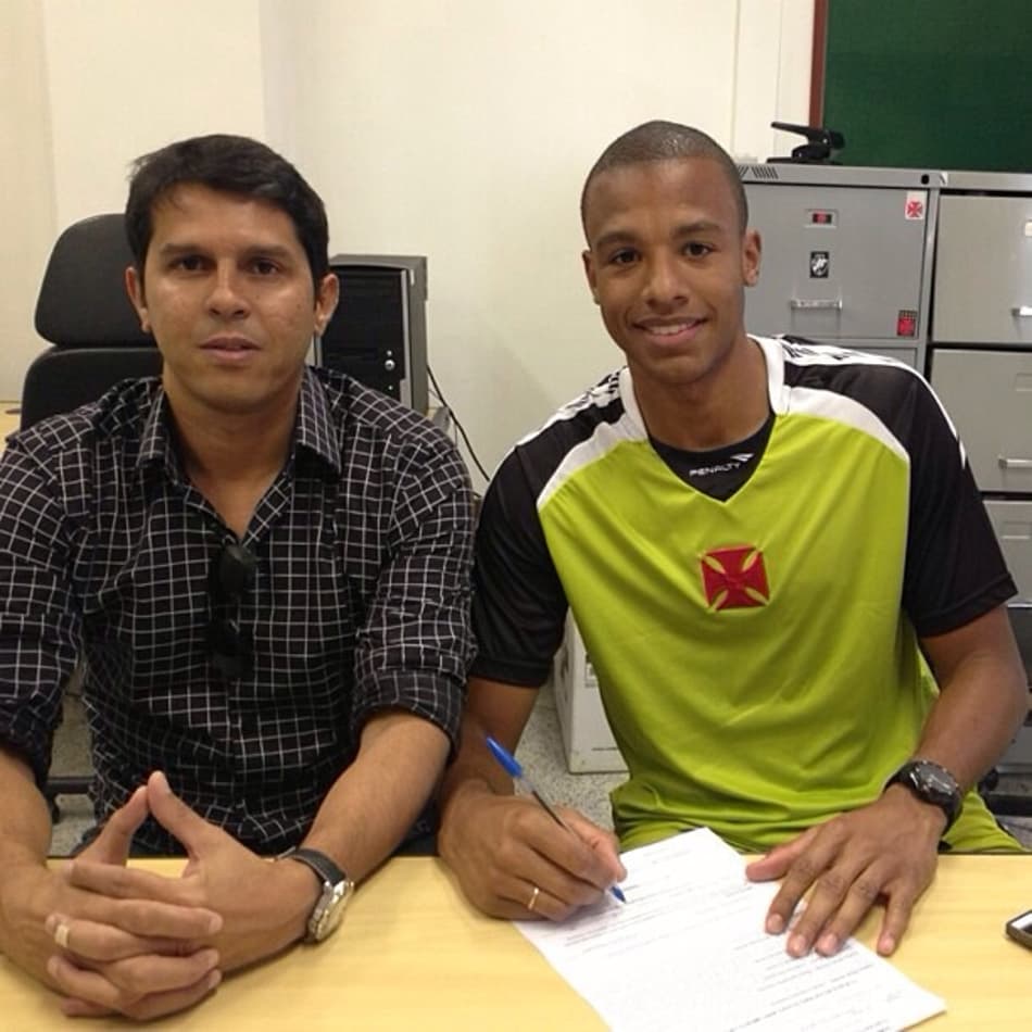 Jordi assina contratro com Vasco (Foto: Divulgação)