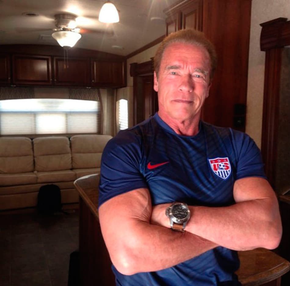 Arnold Schwarzenegger com a camisa dos EUA (Foto: Reprodução)
