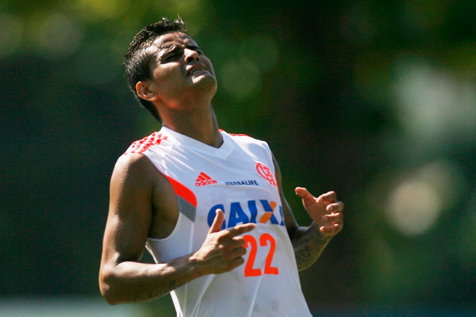 Saída de Everton para o futebol chinês esfria. Meia deve seguir no Fla
