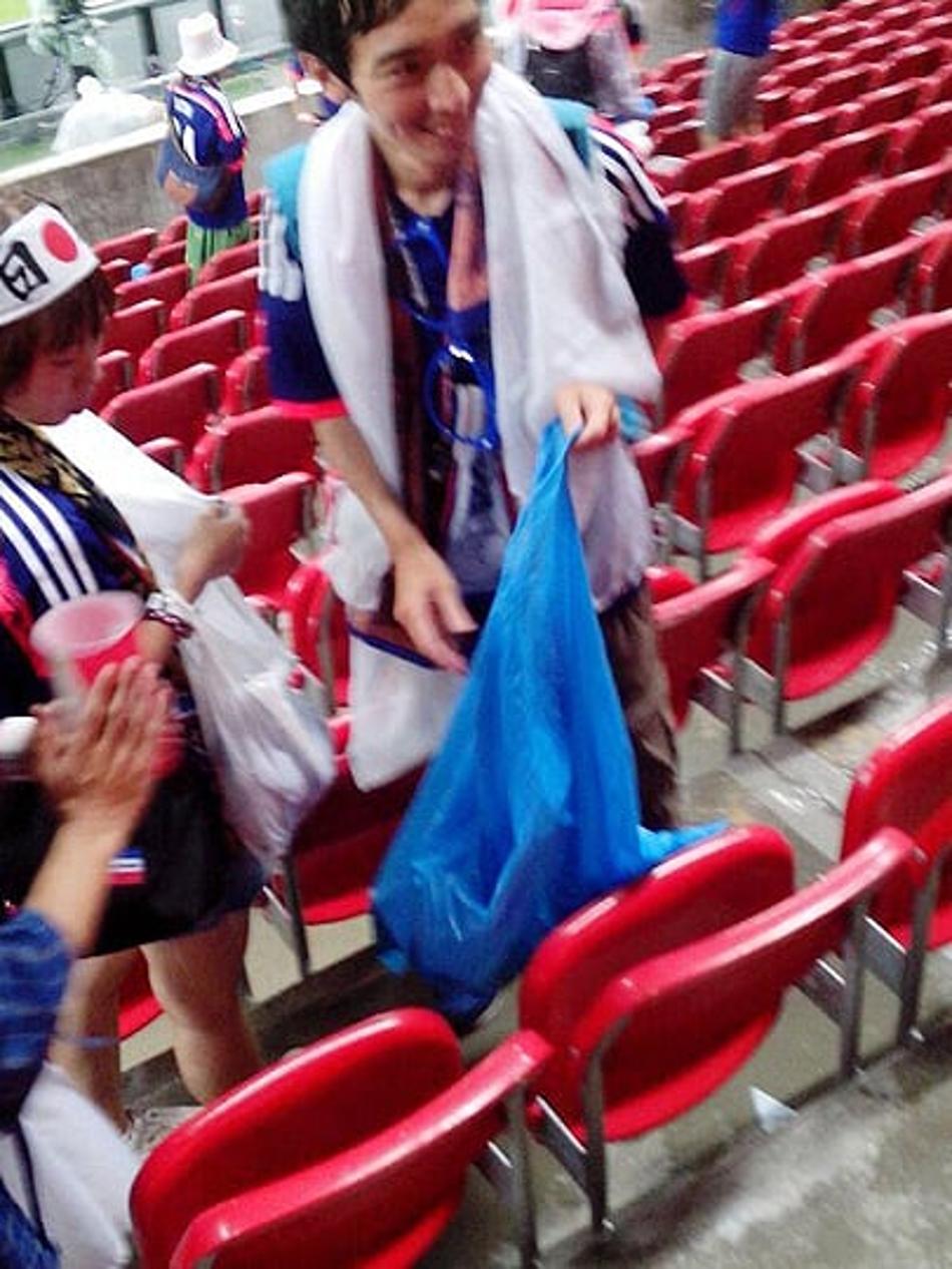 Torcedores do Japão limpam a sujeira q fizeram no final do jogo, em Recife (Foto: Reprodução/Twitter)