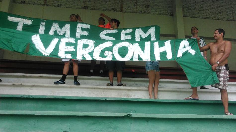 Torcida do Fluminense protesta nas Laranjeiras (Foto: Gabriel Matturo)