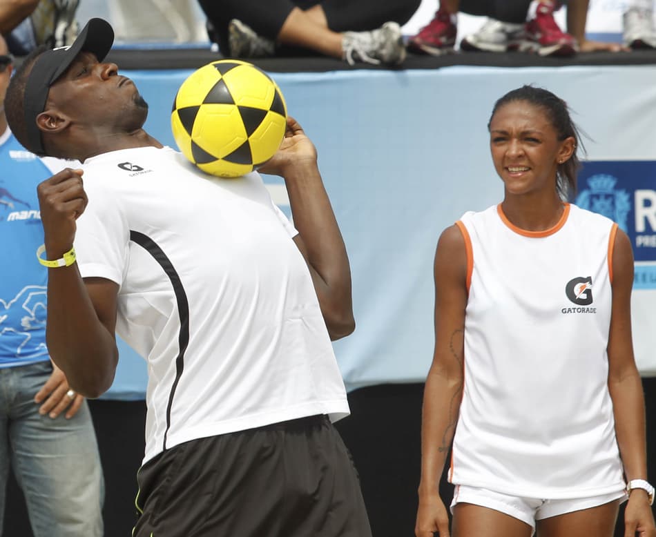 Bolt domina a bola durante a partida de futevôlei (Foto: Divulgação)