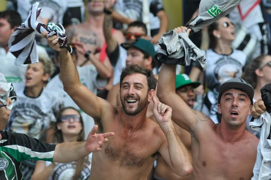 Torcida alvinegra deverá lotar o Estádio Orlando Scarpelli nesta domingo (Foto: Eduardo Valente/AGP/Lancepress!)