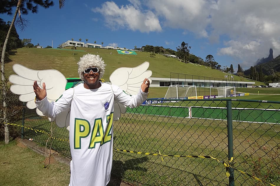 Anjinho na Granja Comary para dar apoio à Seleção (Foto: Igor Siqueira)