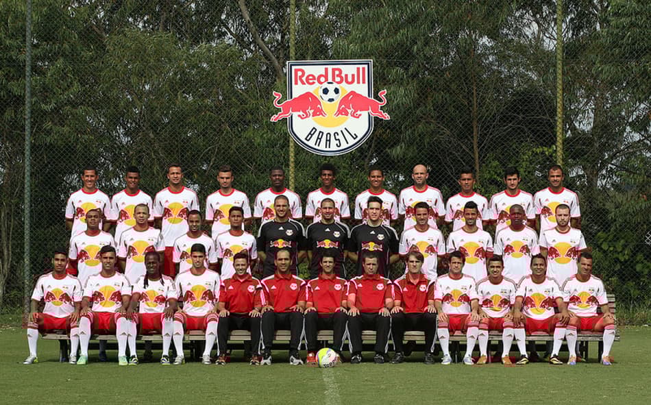 Mauricio Barbieri, ao centro, é técnico do Red Bull Brasil (Foto: Divulgação)