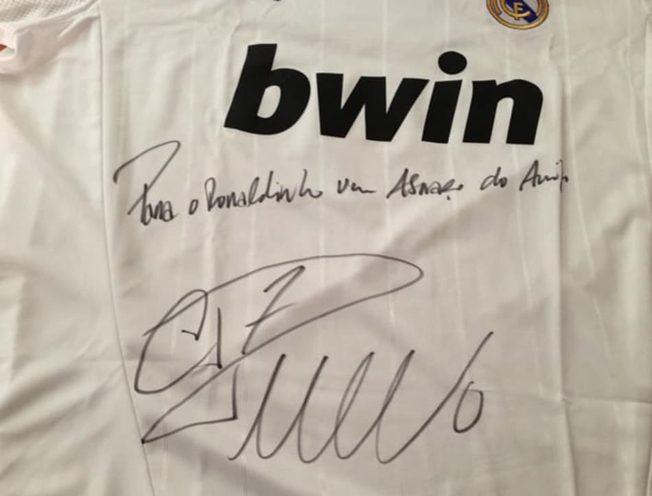 Cristiano Ronaldo autografa camisa para Ronaldinho (Foto: Reprodução/Facebook)