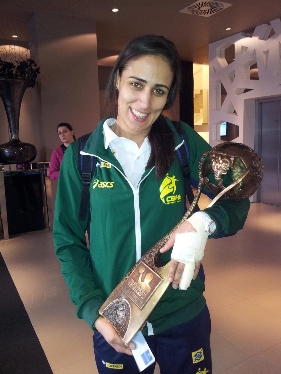 Dara posa com a taça de campeão mundial e com o dedo luxado na final do torneio (Crédito: Ivo Felipe)