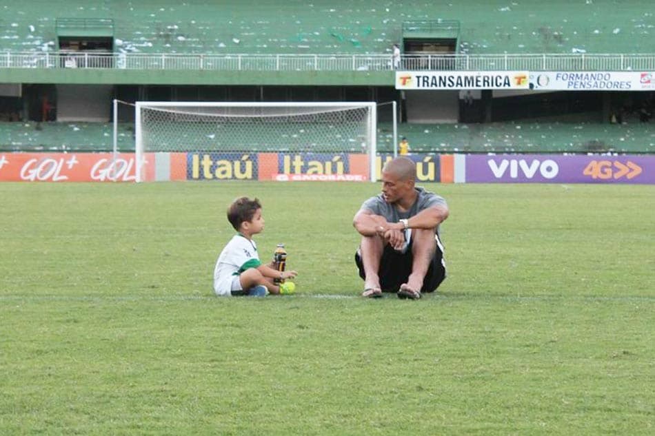 Alex despede-se do Couto Pereira (Foto: Site Oficial Coritiba)