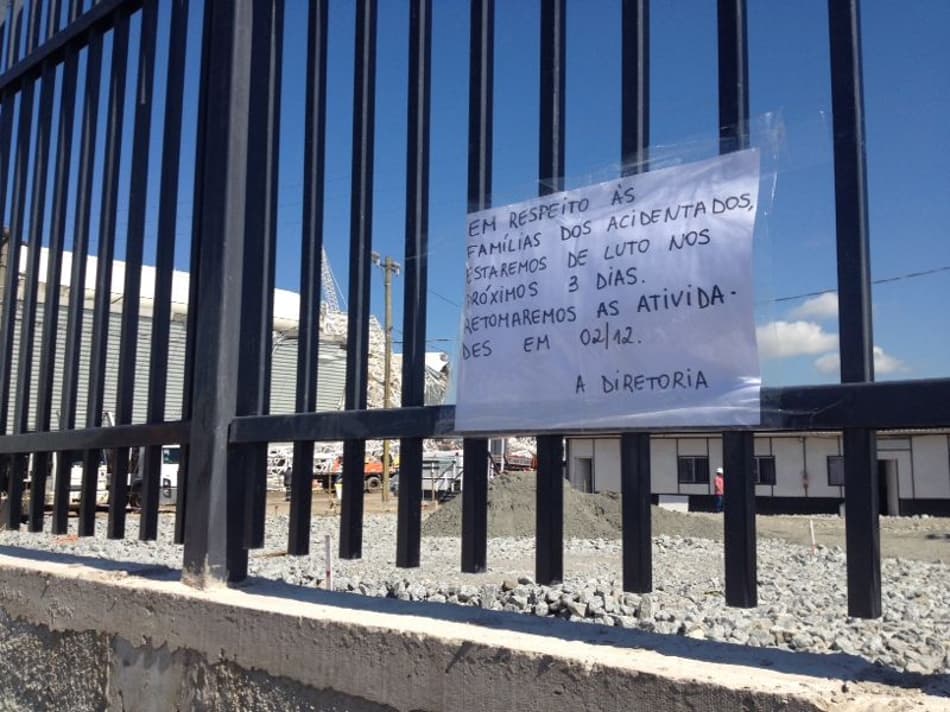 Em um dos portões, mensagem diz que expediente só será retomado na segunda-feira (Foto: Marcelo Braga)
