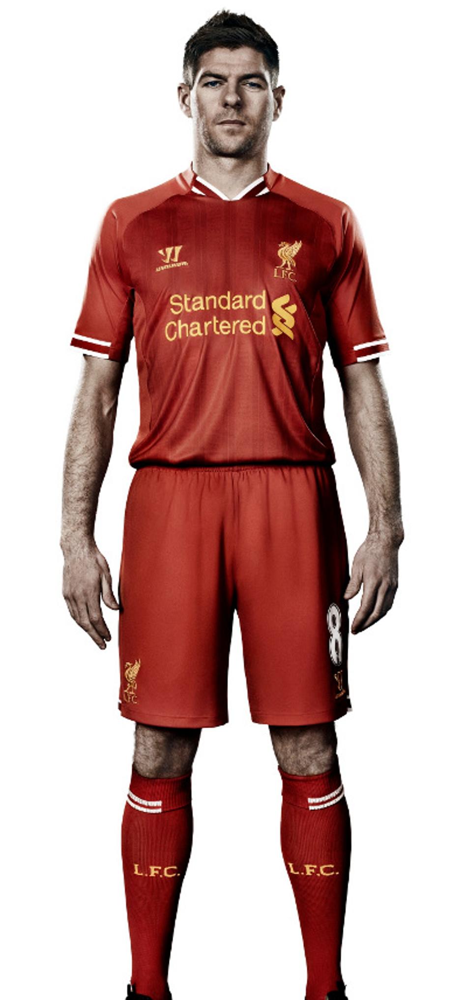 Capitão Gerrard também posou com nova camisa dos Reds (Foto: Divulgação/LFC)