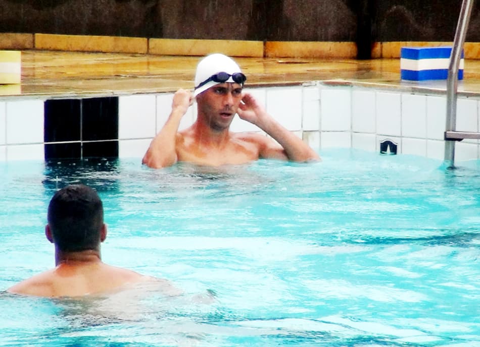 Fellype Gabriel na piscina (Foto: Gabriel Andrezo)