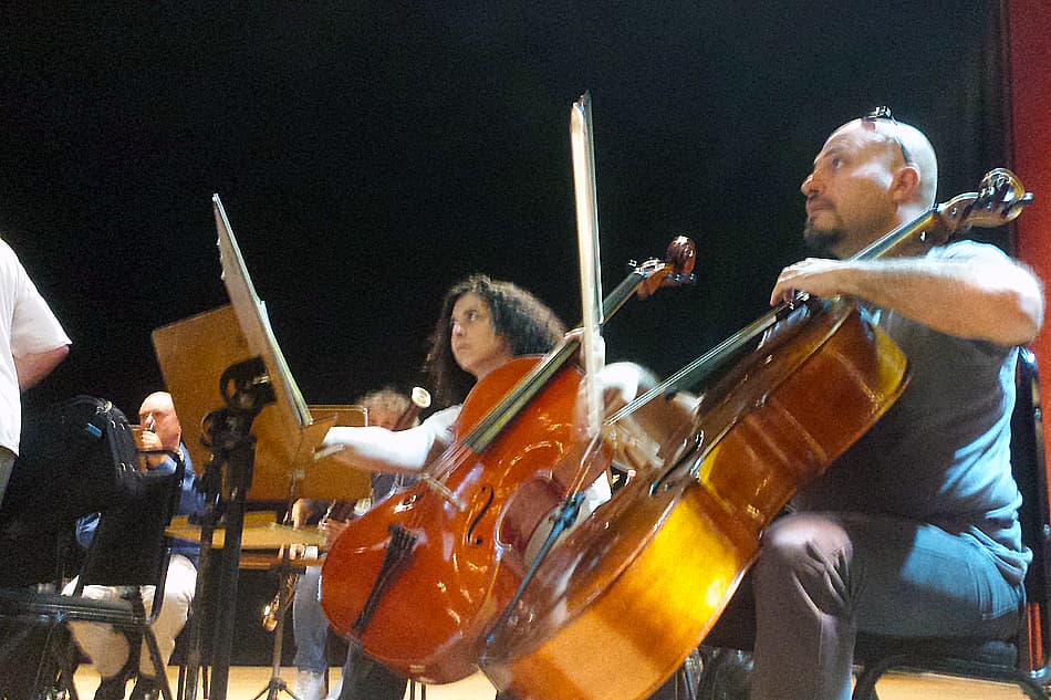 Músicos italianos que vão acompanhar o jogo (Foto: Carlos Vieira)