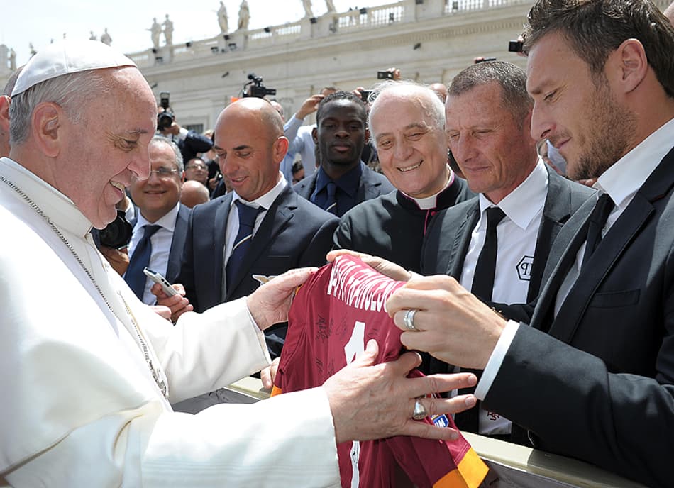 Papa Francisco recebe a delegação da Lazio (Foto: AFP)