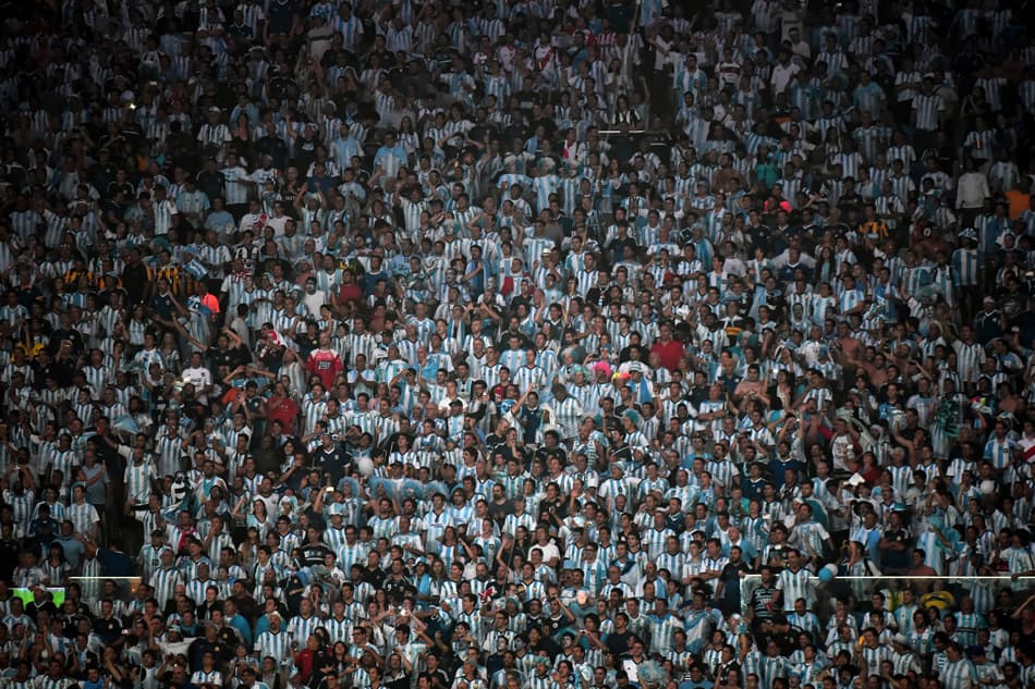 Torcida argentina faz música que provoca Brasil, Alemanha e Inglaterra; Confira