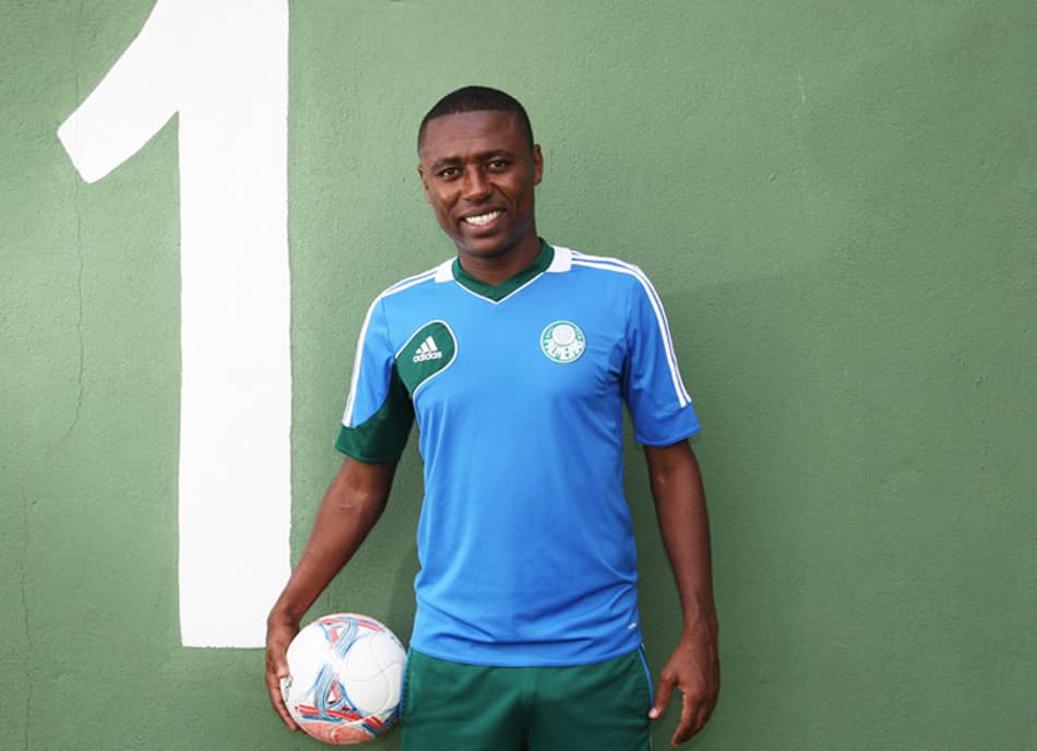 Caio vai bem em testes, mas Kleina abdica de esquema com centroavante