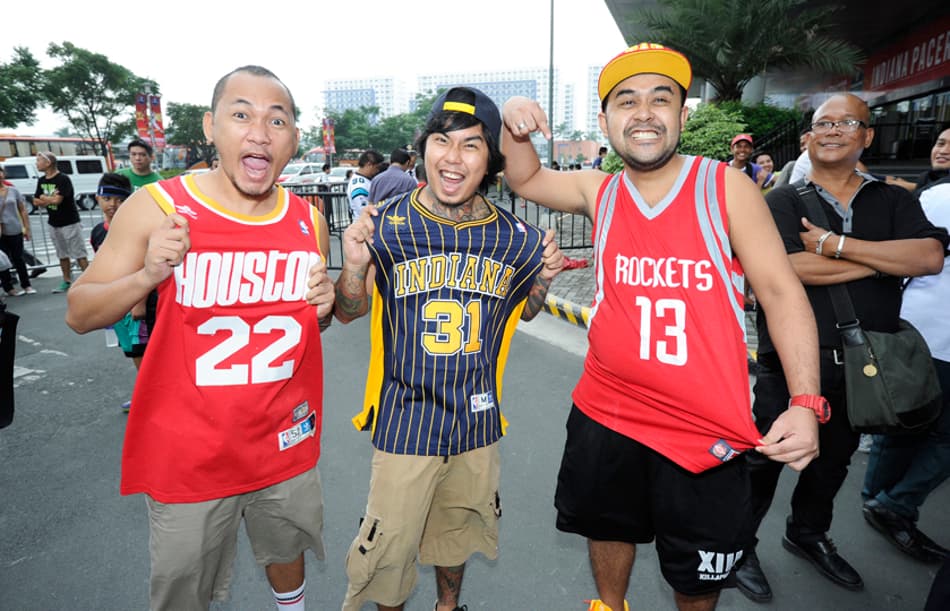 Fãs esperando do lado de fora do jogo do Houston Rockets contra o Indiana Pacers (Foto: Bill Baptist/ AFP)