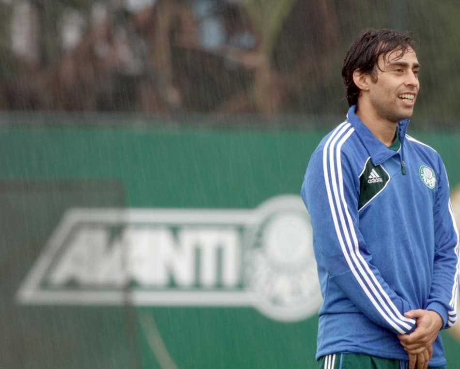 Com Nobre de olho, Valdivia faz golaço e Palmeiras vence jogo-treino