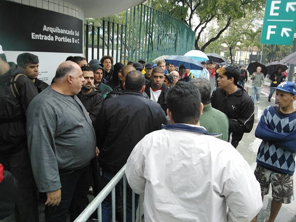 Troca de ingressos no Maracanã (Foto: Walace Valle Borges)