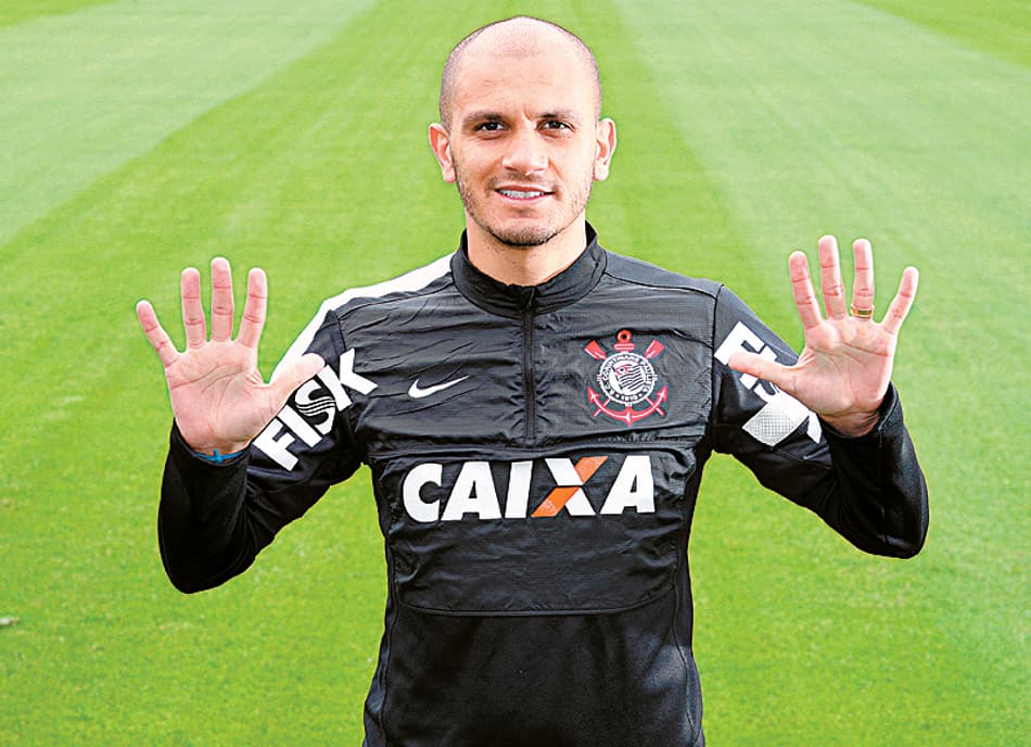 Atlético-MG confirma acerto com Fábio Santos por três temporadas