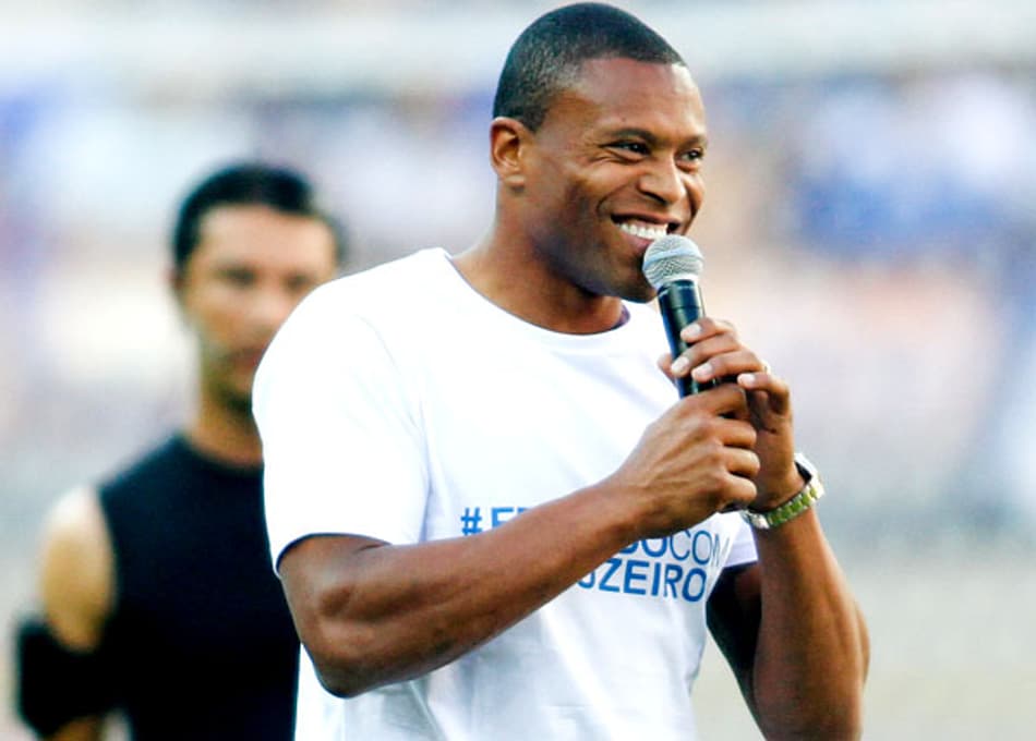 Apresentação de Júlio Baptista no Cruzeiro no Mineirão (Foto: Ramon Bitencourt/LANCE!Press)