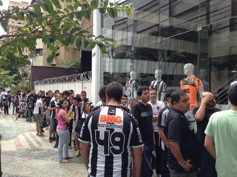 Fila na porta da Loja do Galo (Foto: Divulgação/BB Editora)