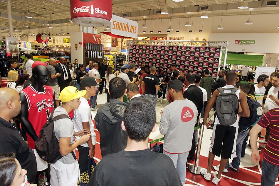 Fãs da NBA ficam frente a frente com estrelas do Chicago Bulls em shopping carioca