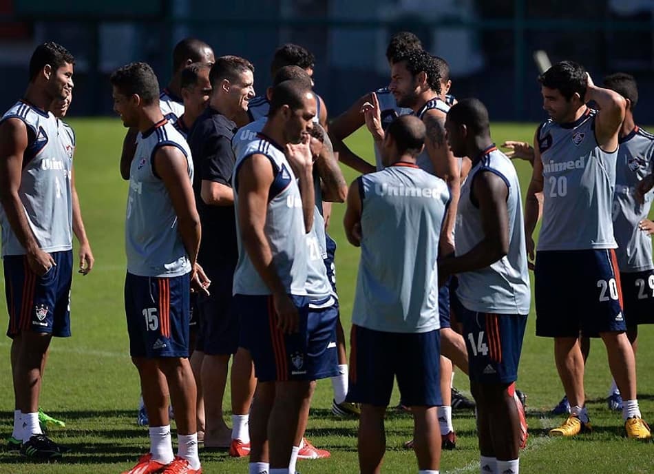Thiago Neves se despede dos companheiros de Fluminense (Foto: Moyses Ferman/Photocamera)