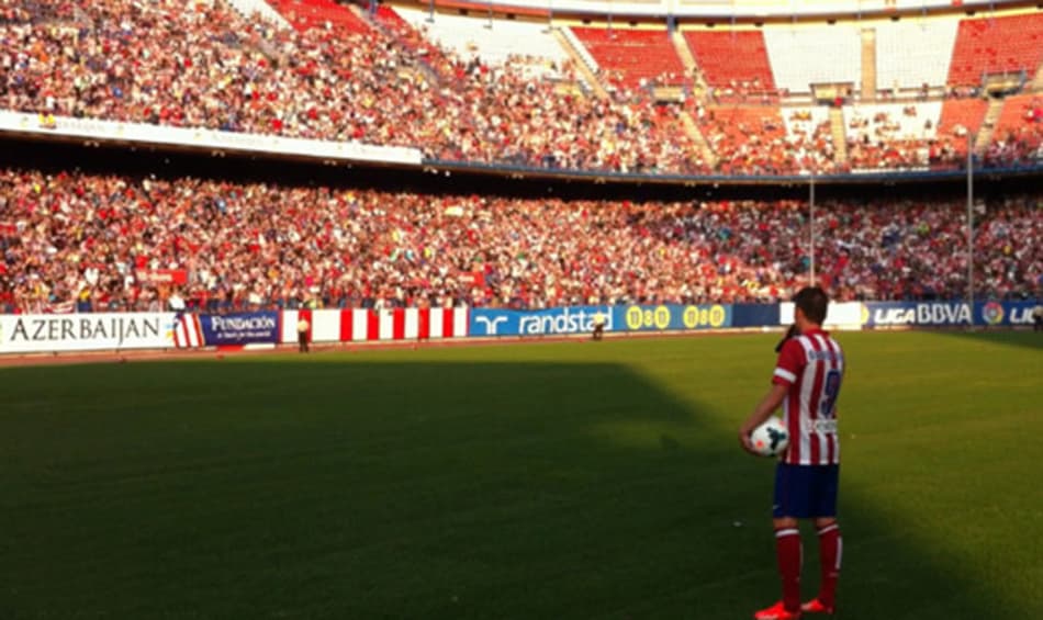 Villa se apresenta à torcida do Atlético de Madrid (Foto: Divulgação)