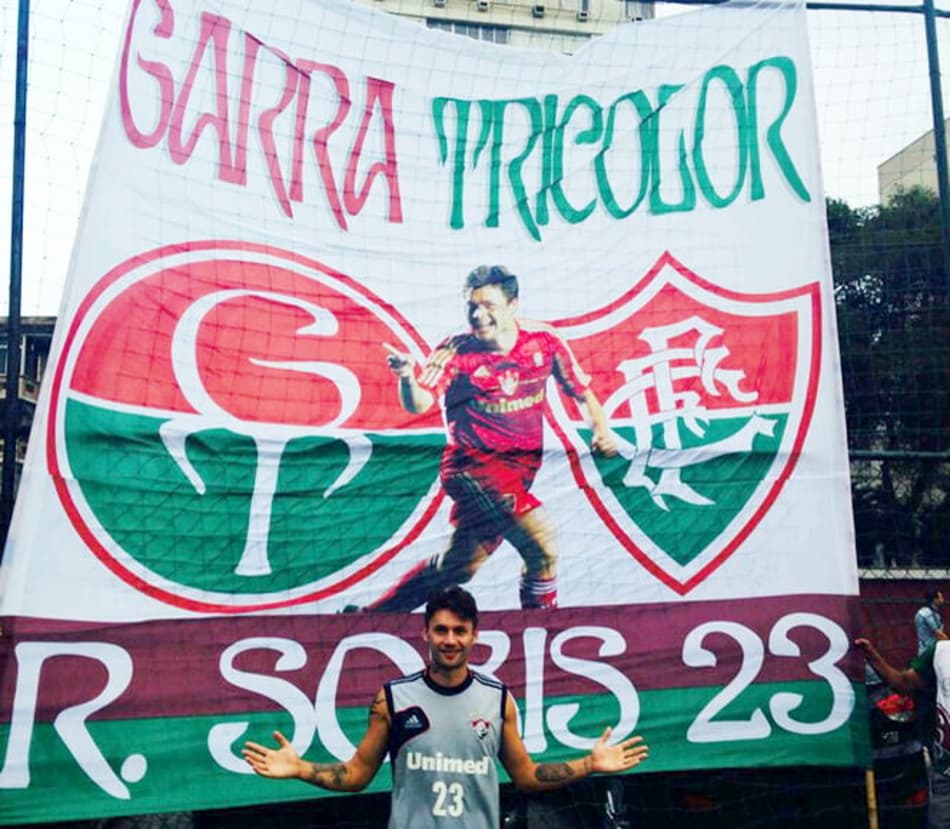 Rafael Sobis e homenageado por torcida organizada (Foto: Divulgação/ Garra Tricolor)