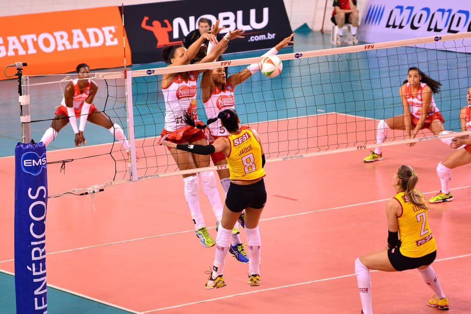 Vôlei Nestlé vence o Sesi-SP e sai na frente na decisão do Paulista