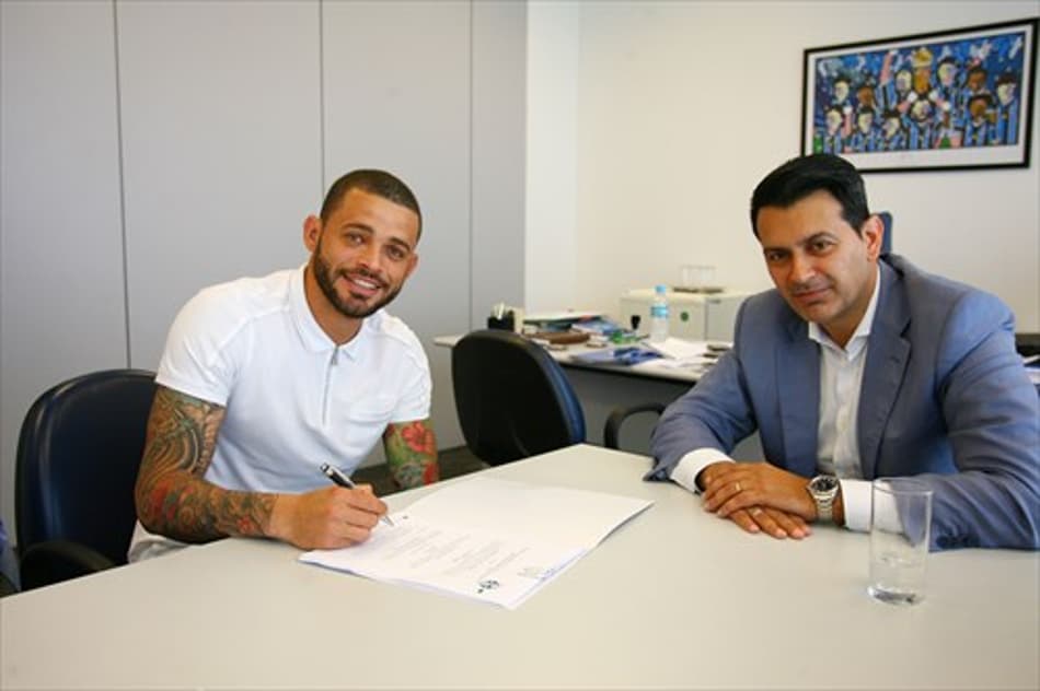 Edinho renova até 2017 com o Grêmio e agradece a Roger Machado