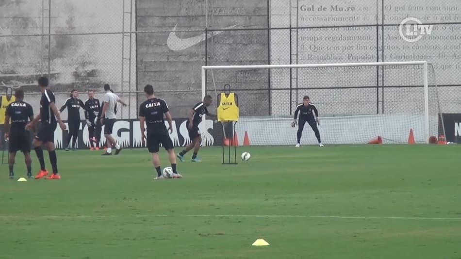VÍDEO: Chute faz 'curva absurda' e Elias marca lindo gol em treino do Timão