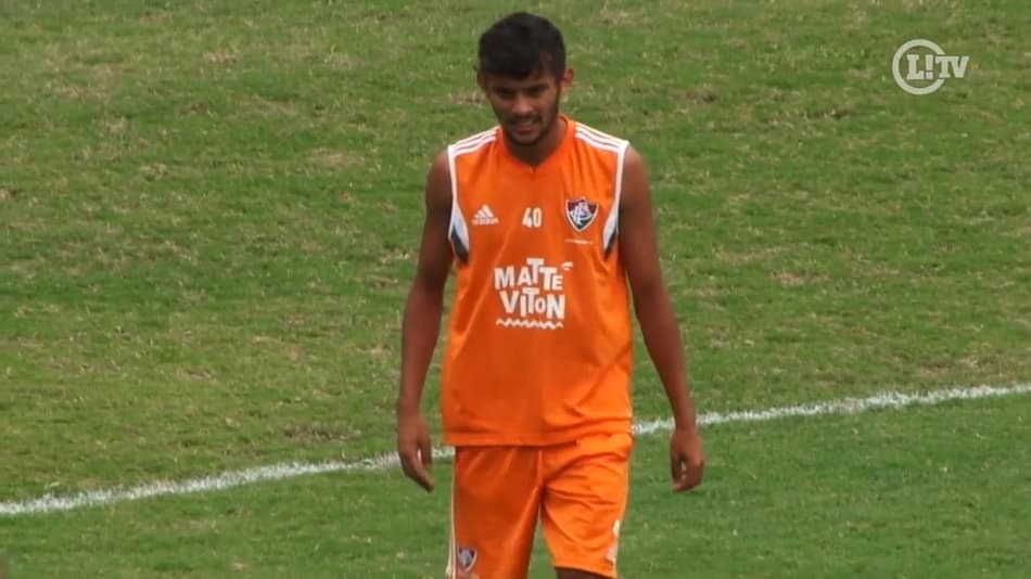 Gustavo Scarpa mostra habilidade em treino do Flu (Reprodução)