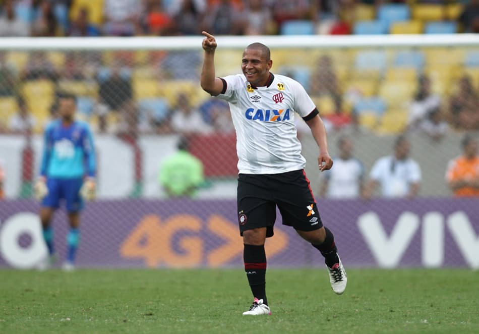 Walter festeja gol contra o Flu e projeta jogo da Sul-Americana