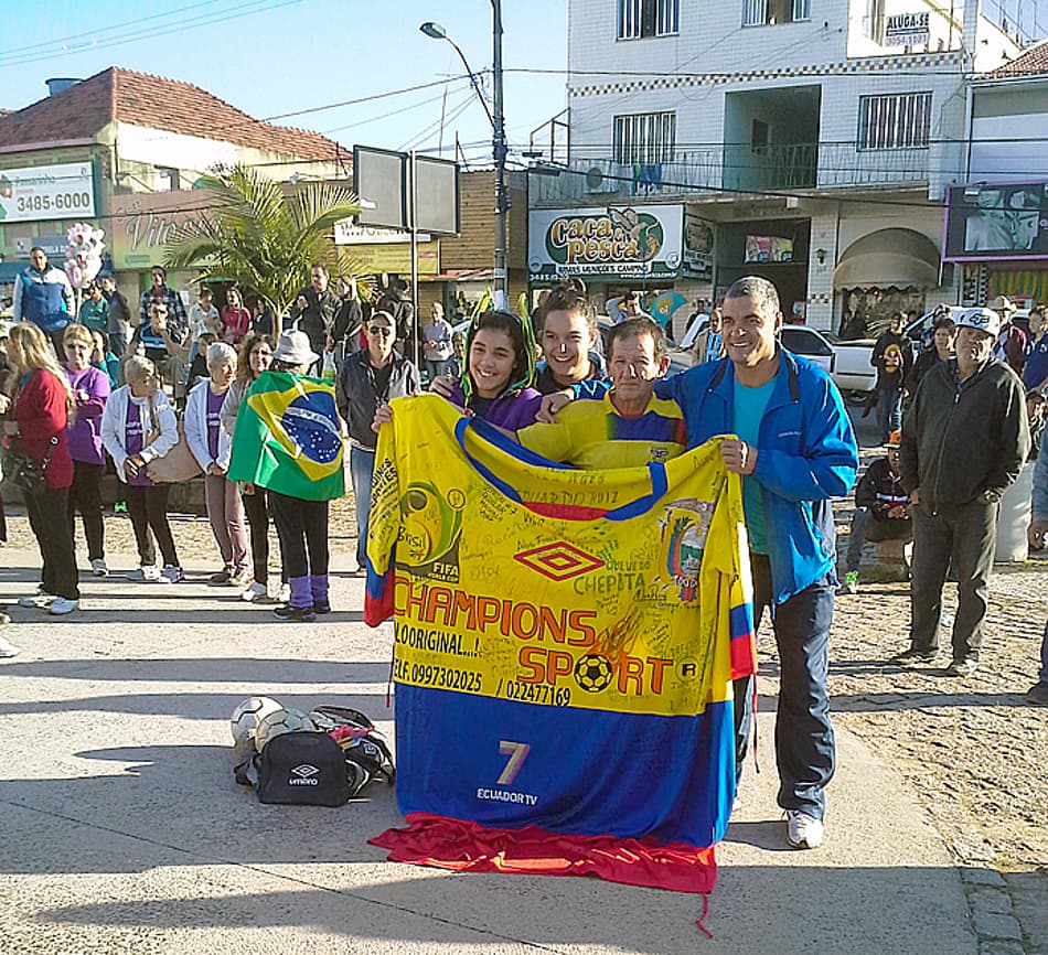 Recepção à seleção do Equador (Foto: Valdomiro Neto)