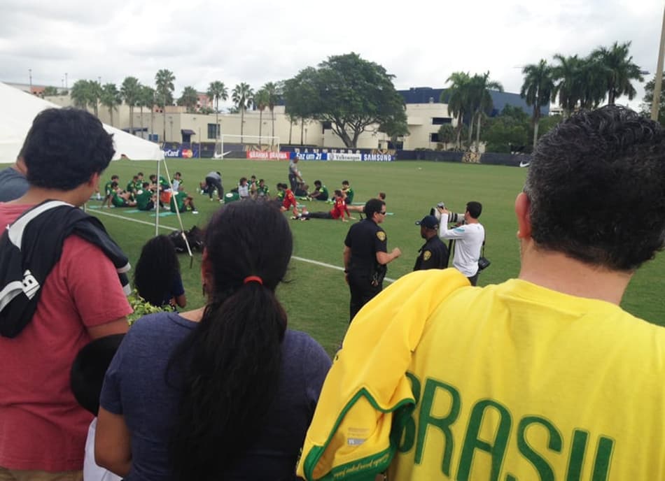 Cerca de 20 torcedores prestigiaram o treino na Universidade Internacional da Flórida (FIU). O público não tinha tido acesso durante a semana.