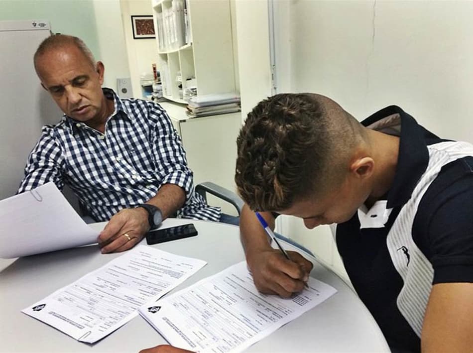 Matheus Mascarenhas assinou contrato profissional com o Fluminense (Foto: Divulgação)