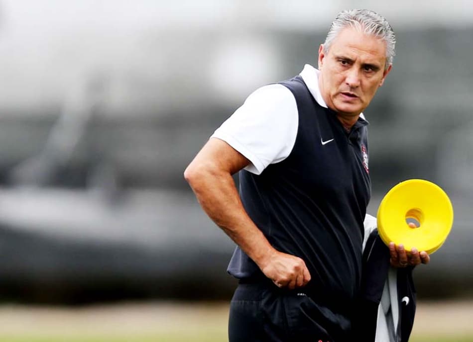Timão ensaia ataques em treino e faz rachão antes de pegar Atlético-MG
