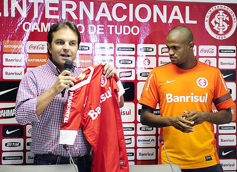Assessor de futebol Eduardo Hausen apresentou volante Airton - Internacional (Foto: Divulgação/ Internacional)