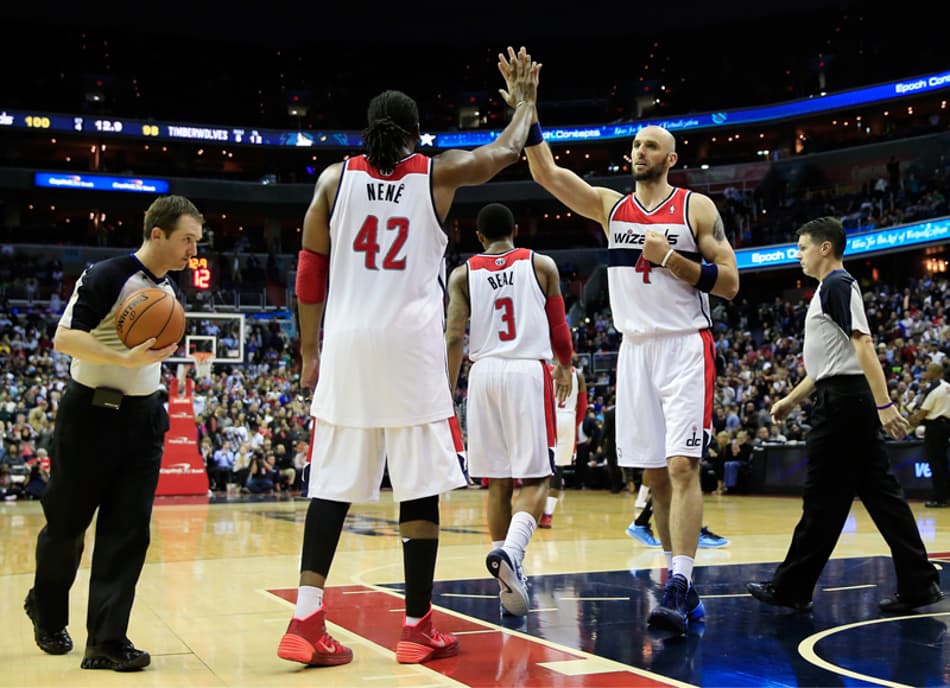 Minnesota Timberwolves x Washington Wizards - Nenê e Marcin Gortat (Foto: Rob Carr/ AFP)