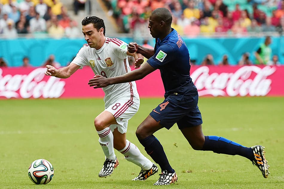 Xavi - Espanha x Bruno Martins - Holanda (Foto: Damien Meyer/AFP)