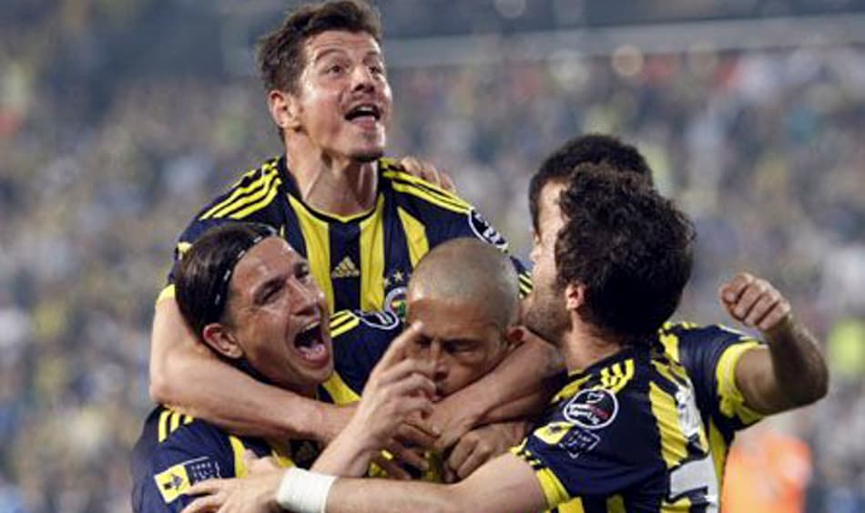Alex comemora gol do Fenerbahçe junto com seus companheiros (Foto: Site Oficial Fenerbahce)