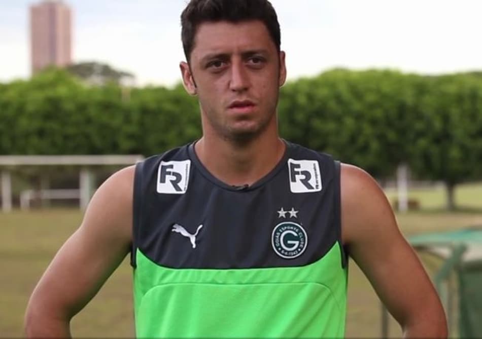 Após briga com torcedor, meia pede desculpa e fala em 'ação e reação'