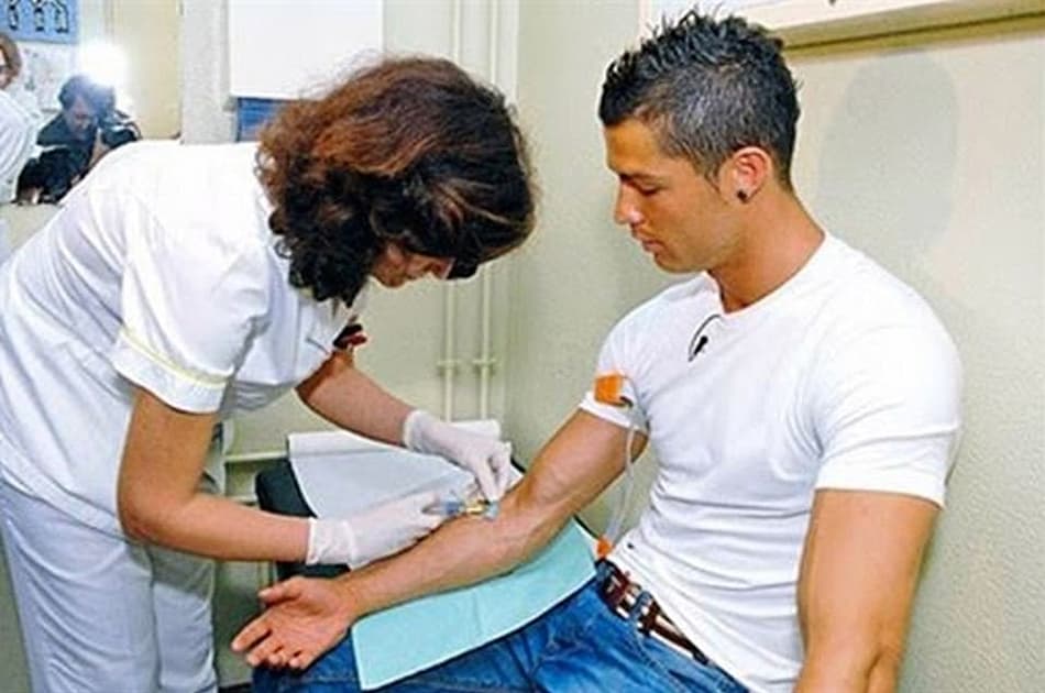 Cristiano Ronaldo doa sangue (Foto: Reprodução)
