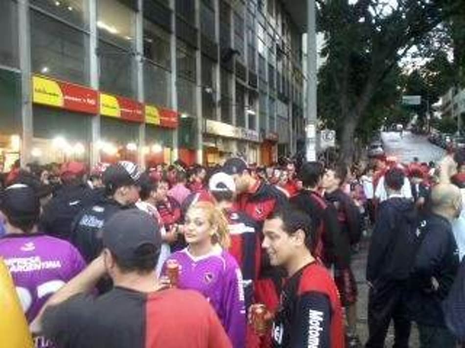 Torcida do Newell's já se concentrando para ir ao jogo (Foto: Thiago Fernandes)